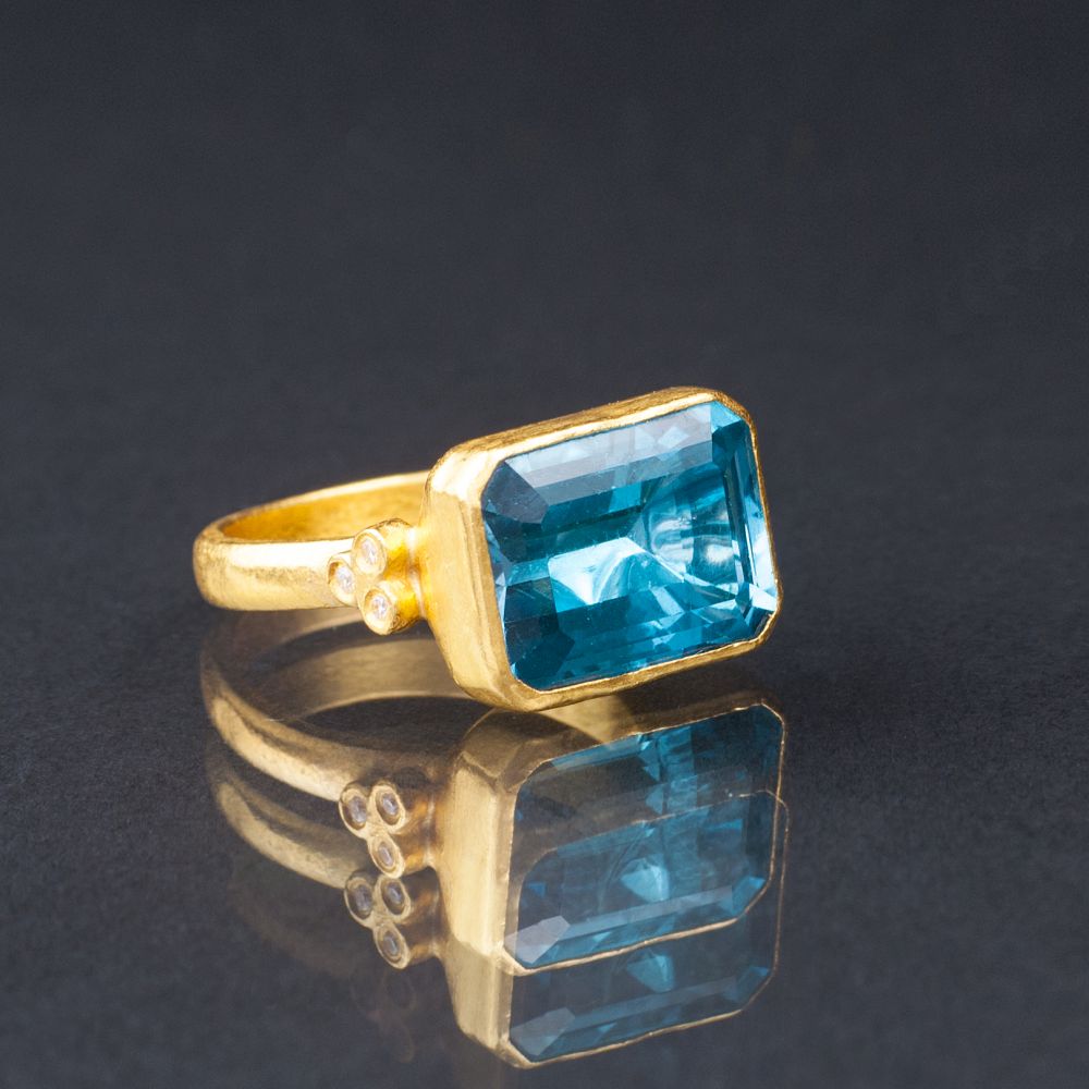 A large Topaz Gold Ring - image 2
