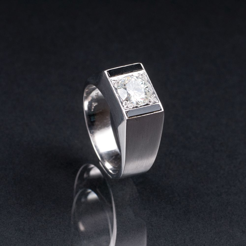 A Gentlemen's Solitaire Diamond Ring - image 2