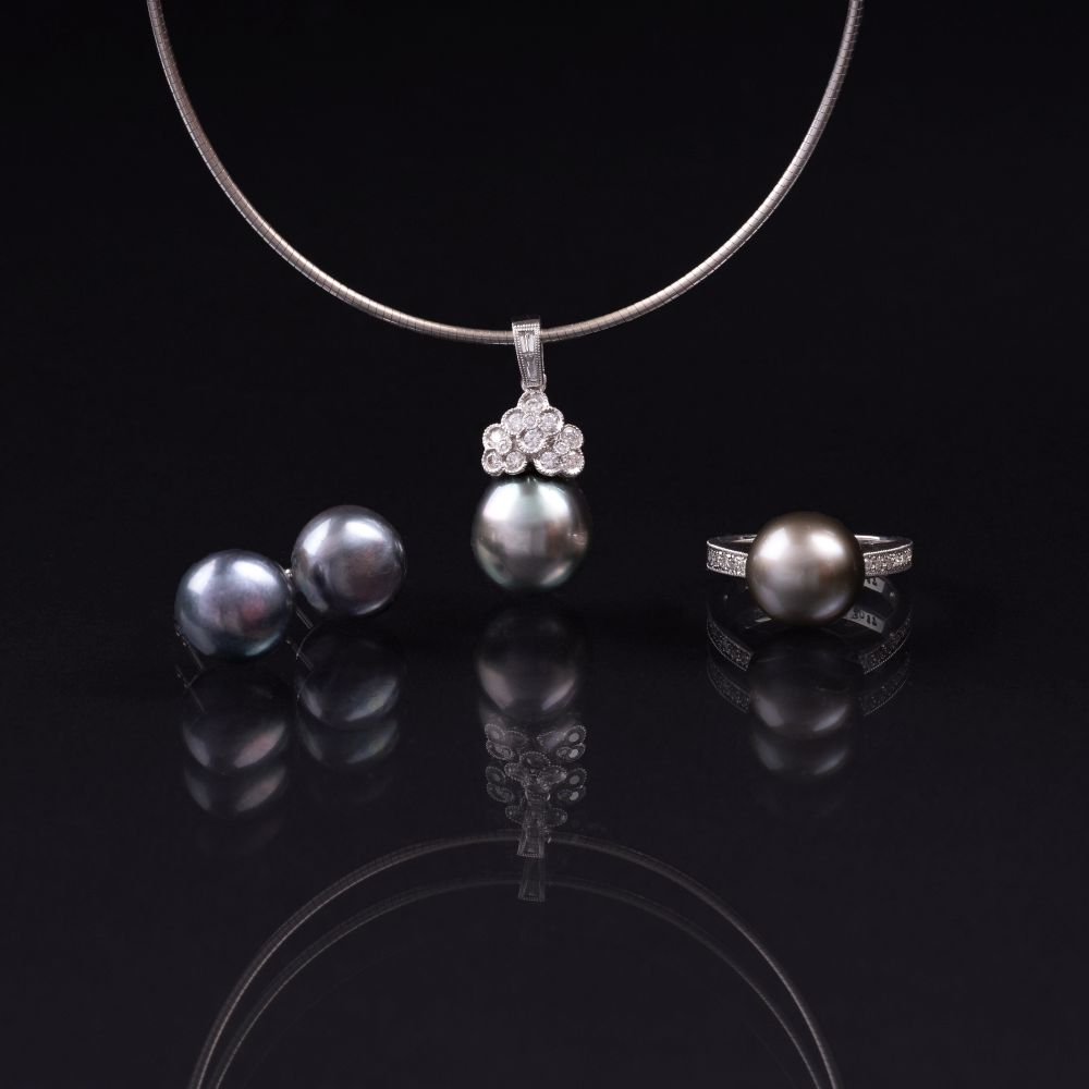 A Jewellery Set with Tahiti Pearls and Diamonds A Jewellery Set with Tahiti Pearls and Diamonds