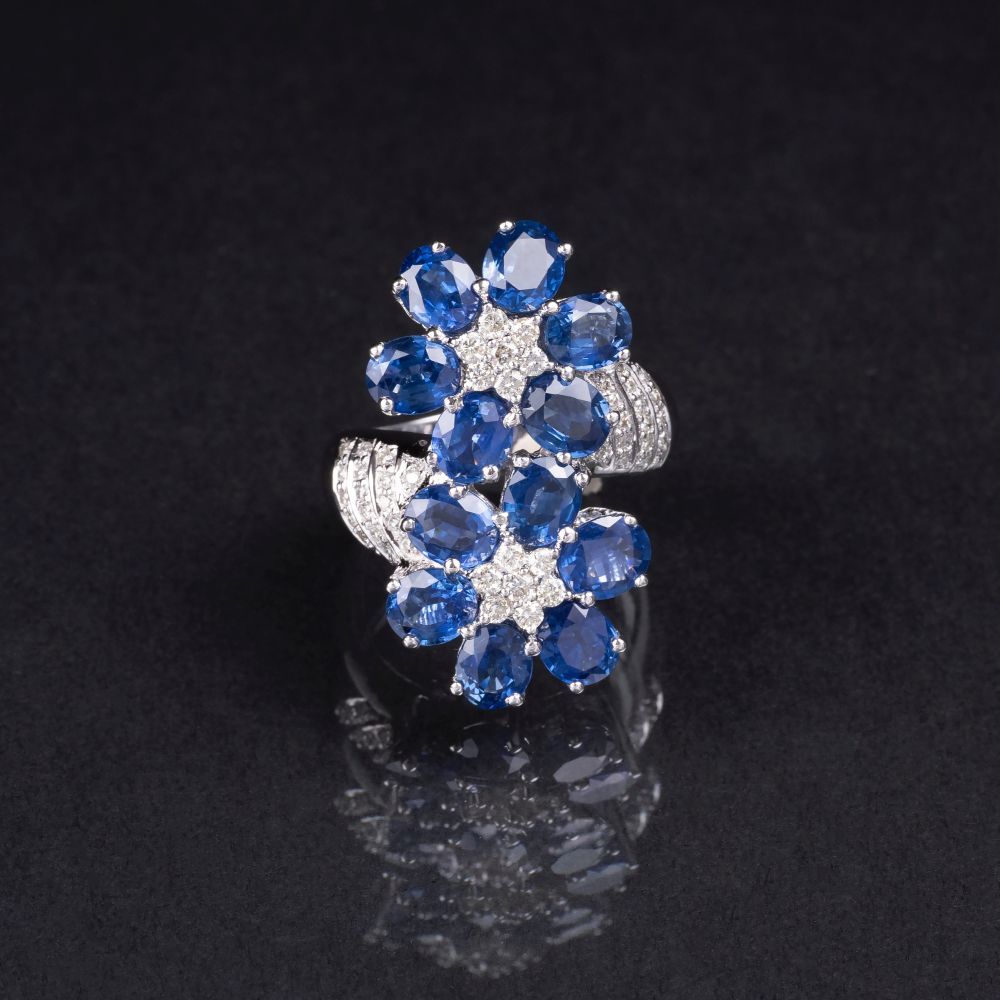 A Cocktailring with Sapphires and Diamonds