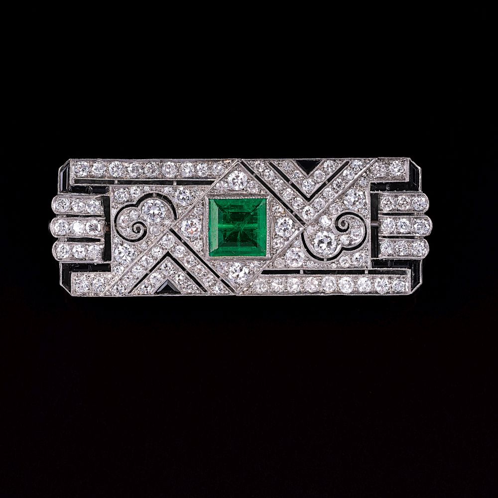 An Art-déco Emerald Diamond Brooch