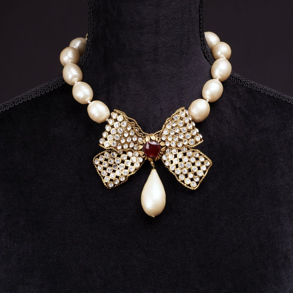 Faux Pearls Collier mit großer Kristall-Schleife