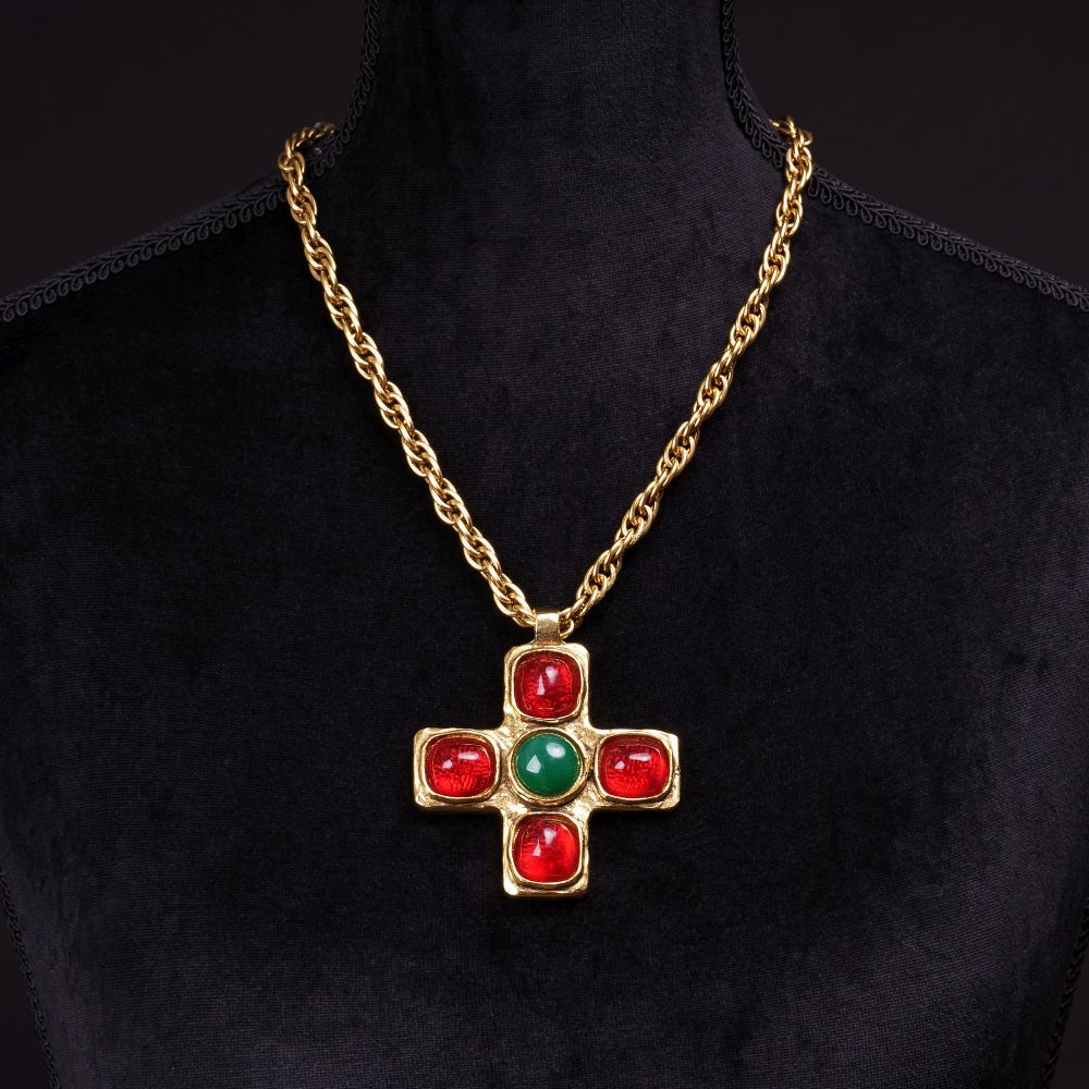 Chanel: A Gripoix Necklace with Byzantine Style Cross Pendant | Ketten ohne Anhänger