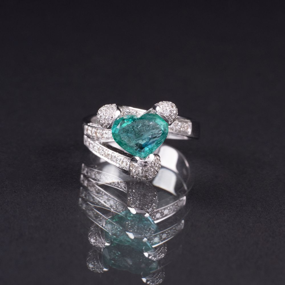 Moderner Brillant-Ring mit Smaragd-Herz