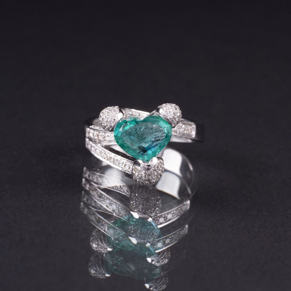 A modern Diamond Ring with Emerald Heart