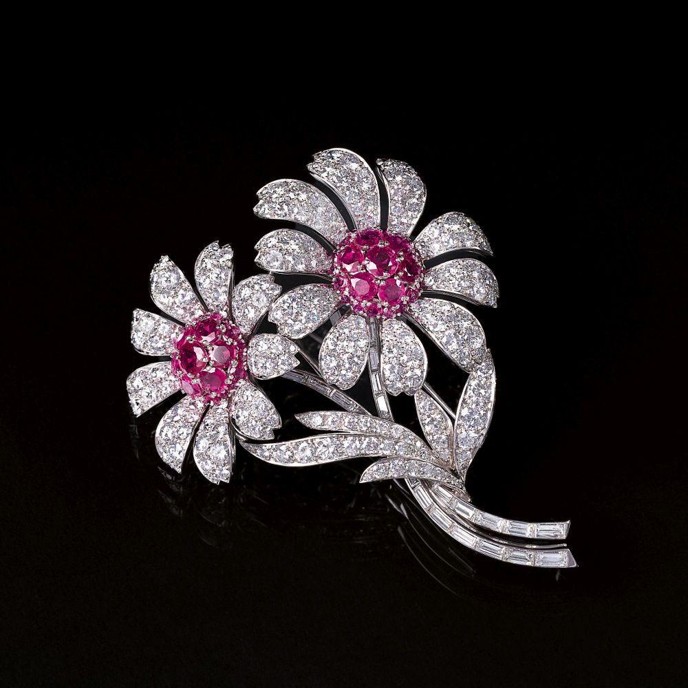 Vourakis, Hofjuwelier, gegr. 1926 in Athen - A Highcarat Diamond Ruby Flower Brooch A Highcarat Diamond Ruby Flower Brooch