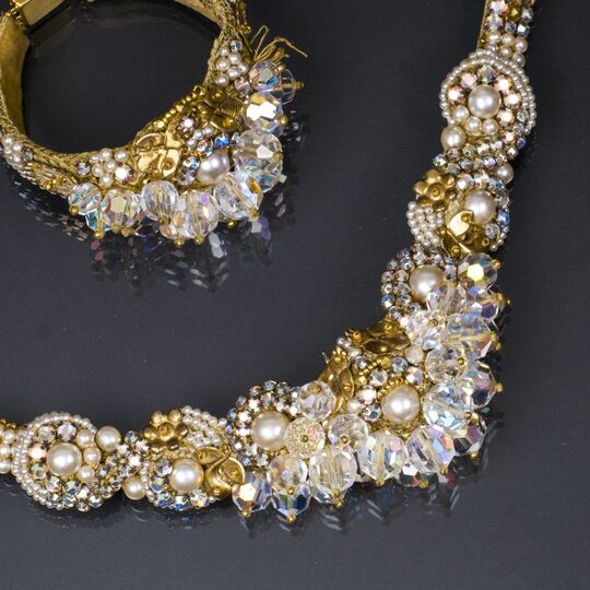 A Jewellery set with necklace and bangle bracelet