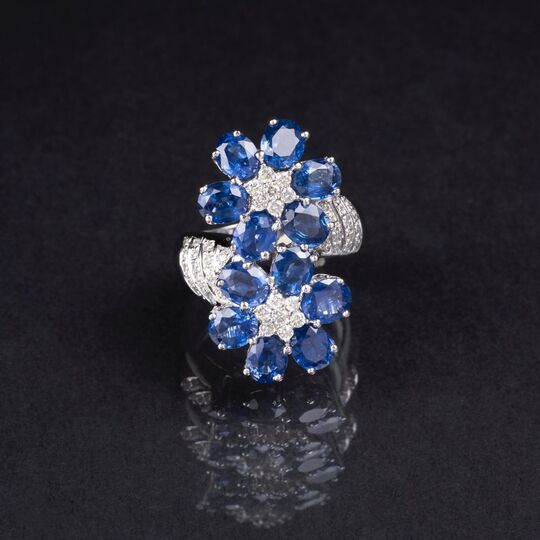 A Cocktailring with Sapphires and Diamonds