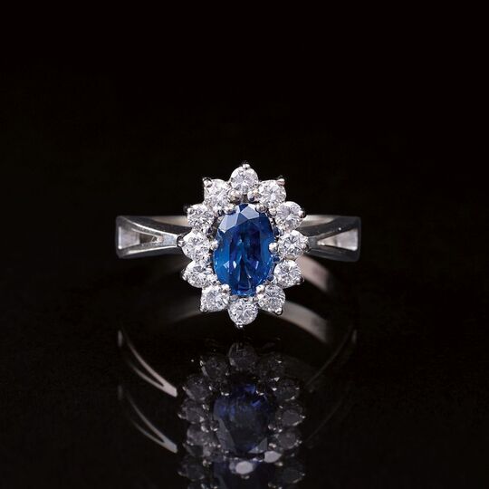 Zierlicher Saphir-Brillant-Ring