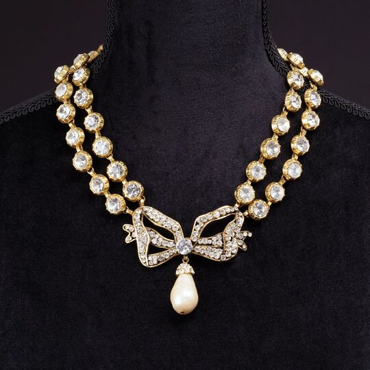 Zweireihiges Collier mit Strass-Schleife und Faux Pearl