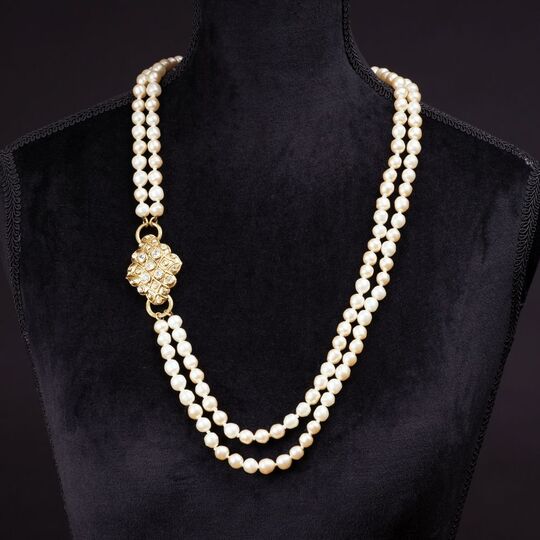 Zweireihiges Faux Pearls Collier mit Kristallblatt