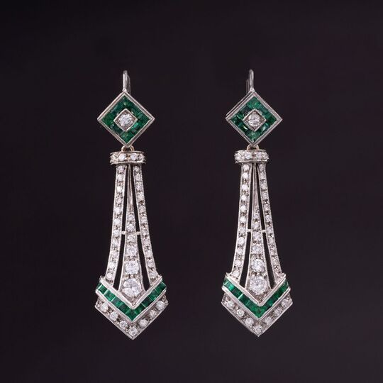 A Pair of Emerald Diamond Earpendants in Art-déco Style