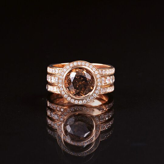Entourage-Ring mit Fancy-Diamant