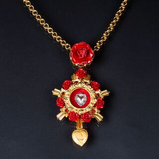 A Devotion Necklace with heart and rose ornament 'Good Luck'