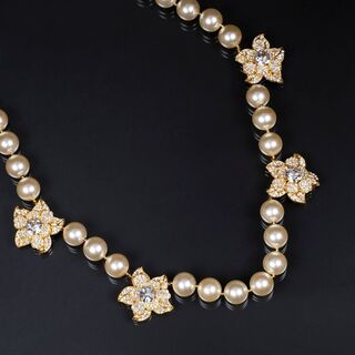A Faux Pearls Flower Necklace with Swarovski Crystals