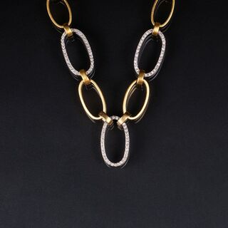 A modern Gold Necklace with Diamonds
