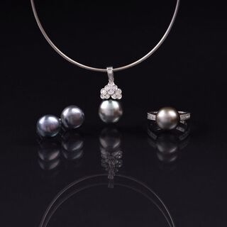 A Jewellery Set with Tahiti Pearls and Diamonds