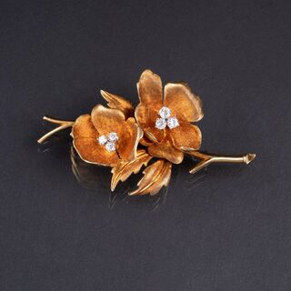 A Vintage Flowerbrooch with Diamonds