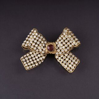 A Large Strass-Bow-Brooch