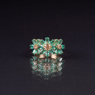 An Emerald Diamond Flower Ring