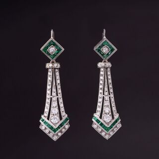 A Pair of Emerald Diamond Earpendants in Art-déco Style