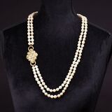 Zweireihiges Faux Pearls Collier mit Kristallblatt - Bild 1