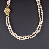 Zweireihiges Faux Pearls Collier mit Kristallblatt - Bild 2