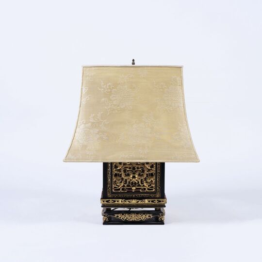 Chinesische Tischlampe mit Schnitzdekor