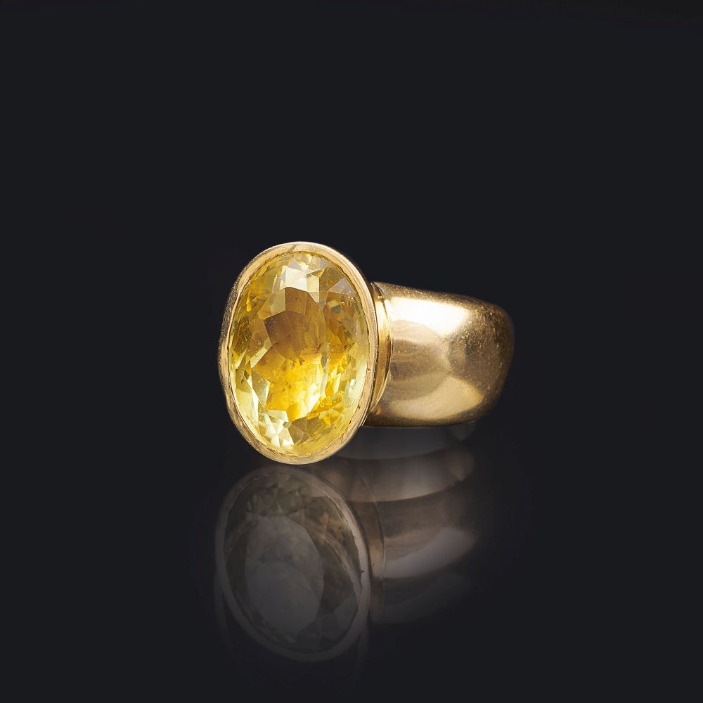 A large, modern Lemon Citrine Gold Ring