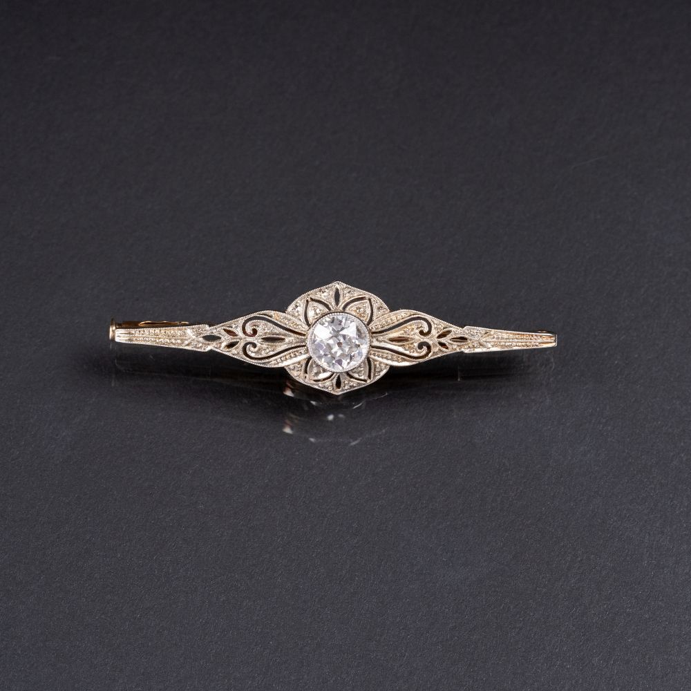 A petite Art-déco Brooch with Solitaire Diamond