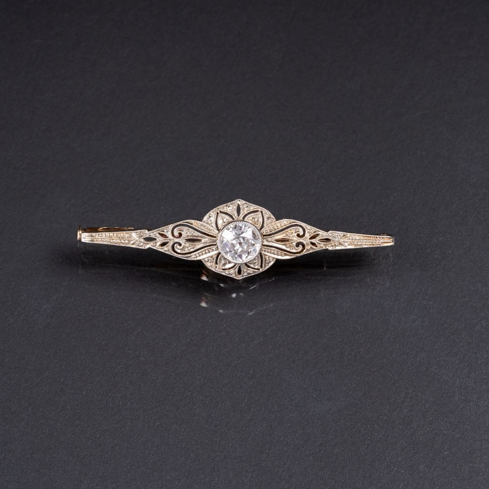 A petite Art-déco Brooch with Solitaire Diamond