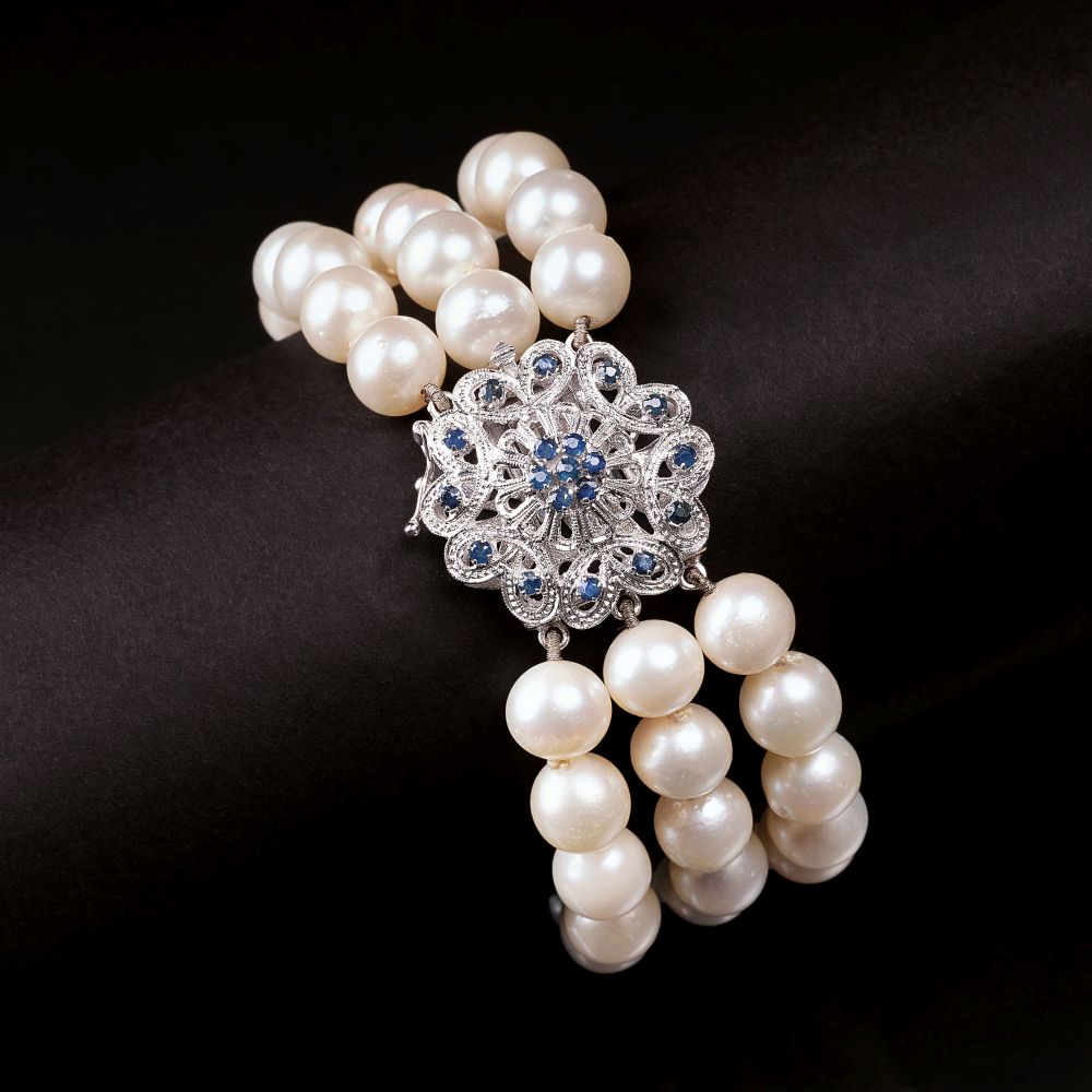 A Pearl Bracelet with Sapphire Clasp A Pearl Bracelet with Sapphire Clasp