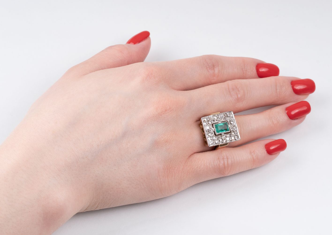 An Art-déco Emerald Ring with Old Cut Diamonds - image 3