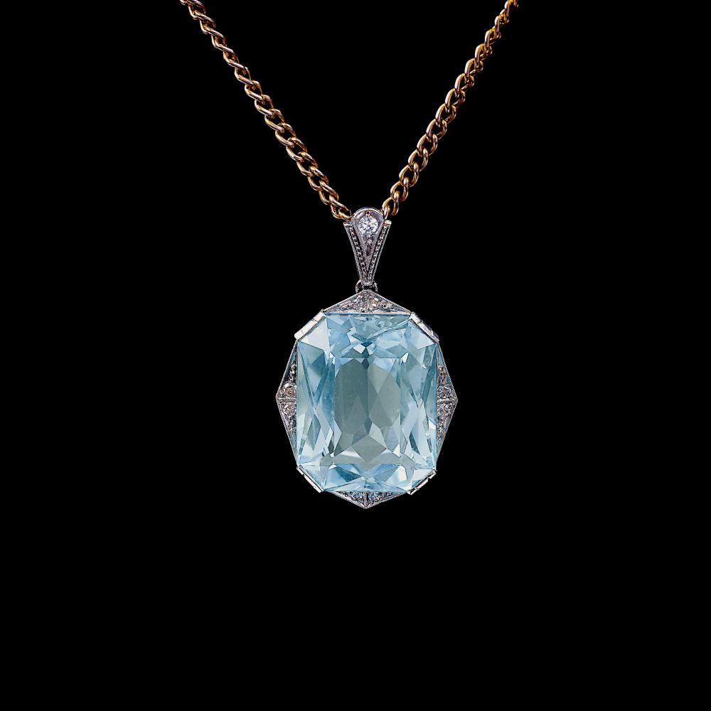 An Art-déco Aquamarine Pendant