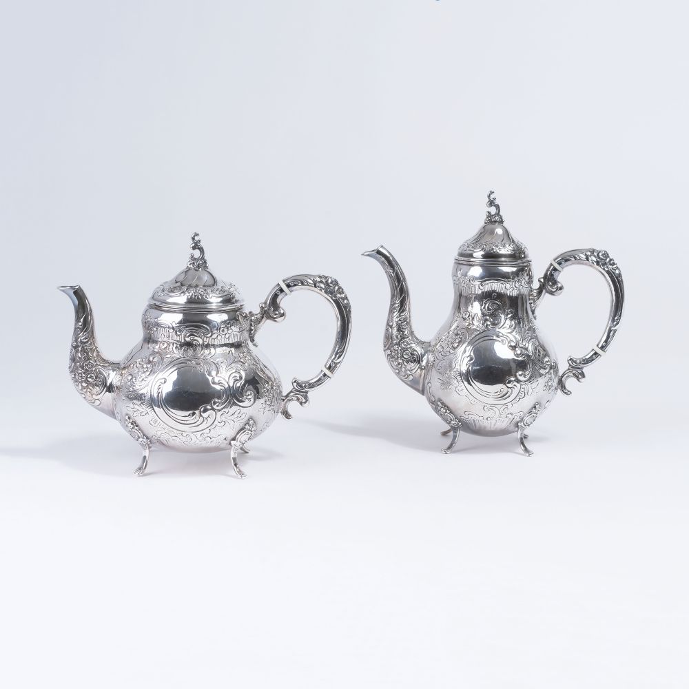 Adam Manns & Sohn, Silberwarenmanufaktur, Döringheim - A Set of Two Jugs in Rococo-Style A Set of Two Jugs in Rococo-Style