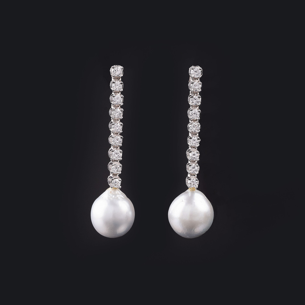 A Pair of Diamond Pearl Earpendants