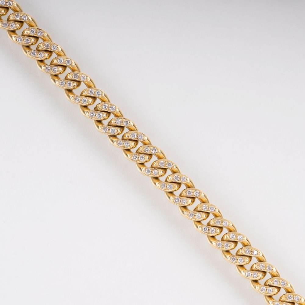 A Gold Chain Bracelet with Diamonds