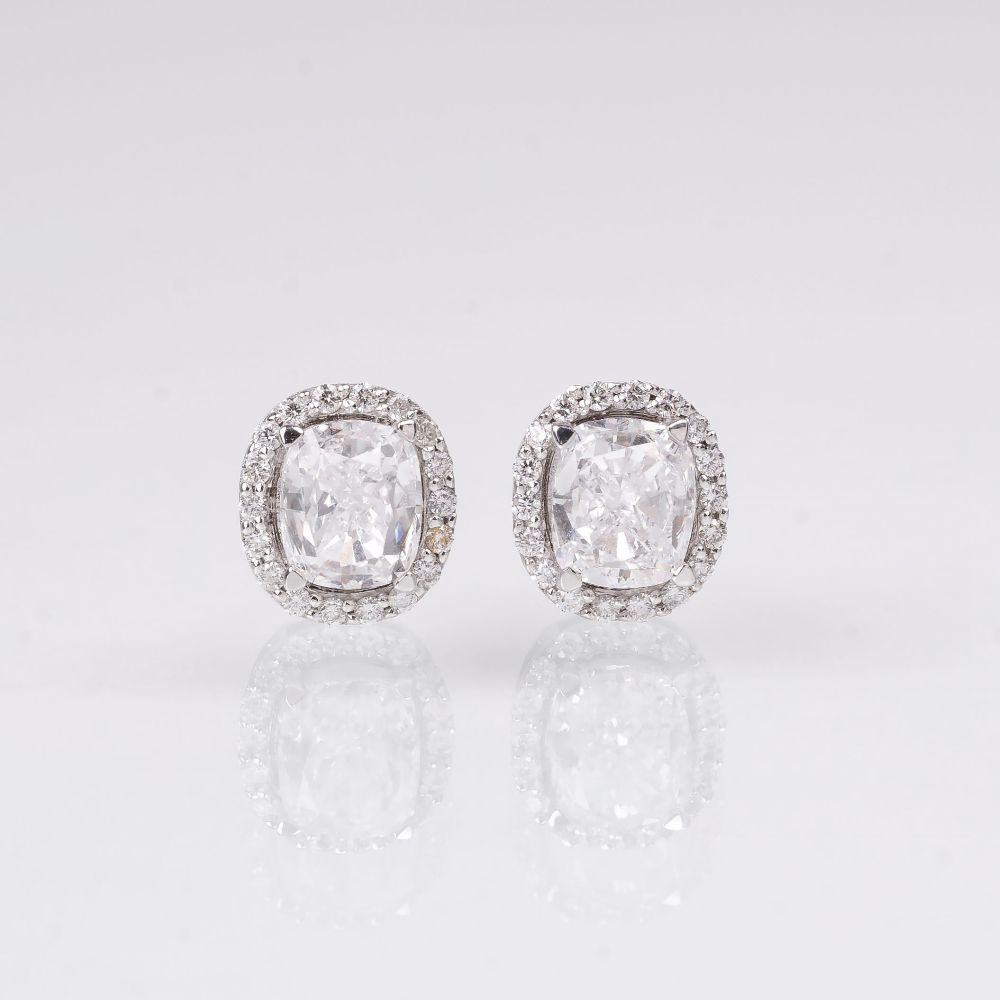 A Pair of very fine Diamond Earstuds with River Diamonds - image 2