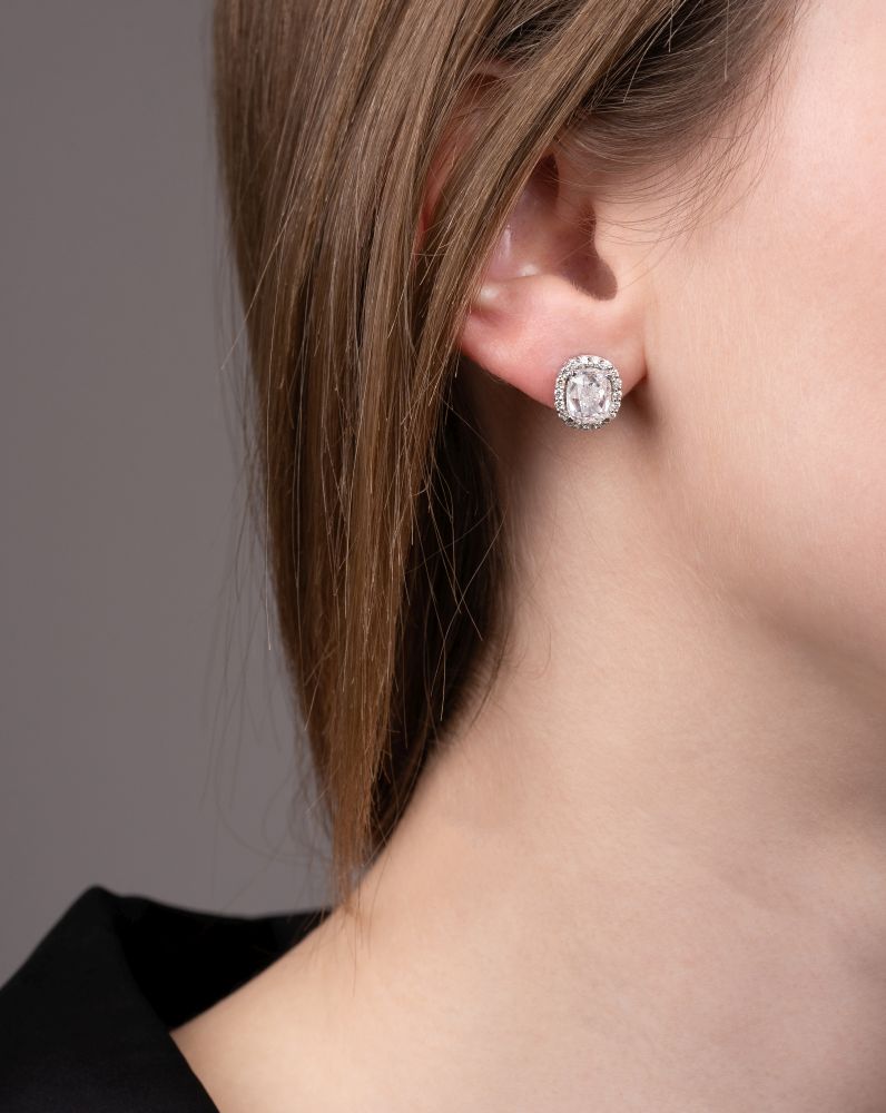 A Pair of very fine Diamond Earstuds with River Diamonds - image 3