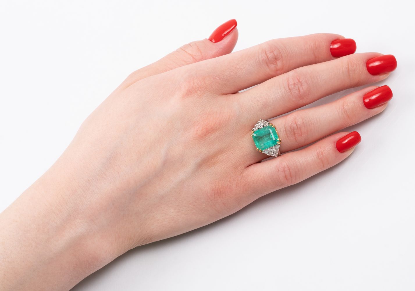 A highcarat Emerald Diamond Ring - image 3