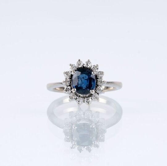 A petite Sapphire Diamond Ring