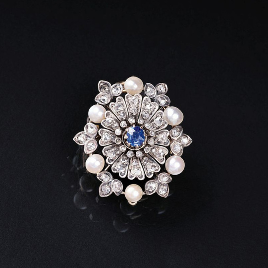 A petite Belle Époque Brooch with Sapphire, Diamonds and Pearls