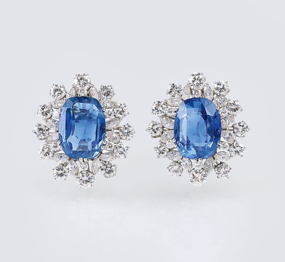 Paar hochkarätiger Ohrringe mit Natur-Saphiren und Diamanten