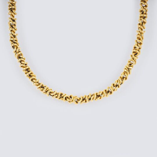 A short Gold Necklace