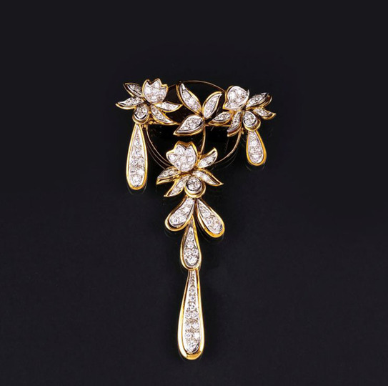 A large Flower Brooch with Diamonds