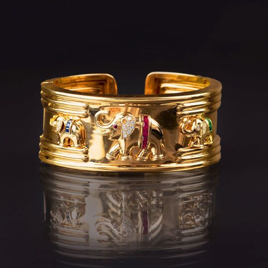 A Gold Bangle Bracelet with Precious Stones 'Elephants'