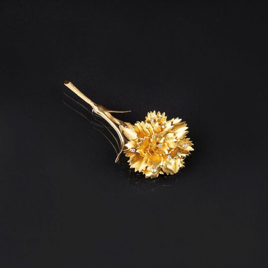 A Flower Brooch with small Diamonds