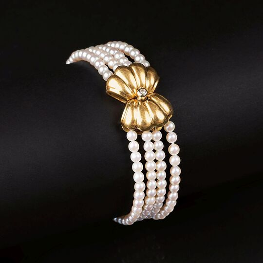 A Pearl Bracelet with Gold Clasp