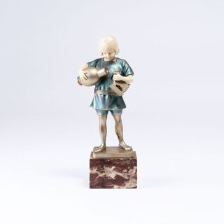 Chryselephantin-Figur 'Junge mit Vase und Spielzeug-Widder'