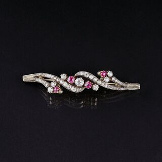 - Jugendstil-Brosche mit Altschliffdiamanten und Rubinen Jugendstil-Brosche mit Altschliffdiamanten und Rubinen